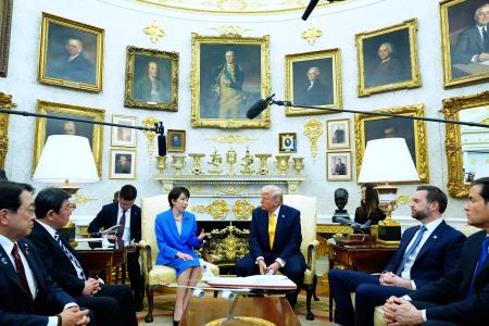 ホワイトハウスで会談する高市首相(奥左)とトランプ米大統領(同右)=19日、ワシントン(AP=共同)