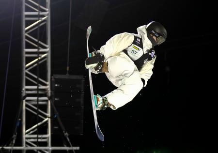 　決勝トーナメント進出を決めたスノーボード男子ハーフパイプの戸塚優斗＝ラークス（共同）