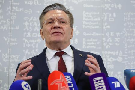 記者会見で話すロスアトムのリハチョフ総裁＝１３日、モスクワ（タス＝共同）