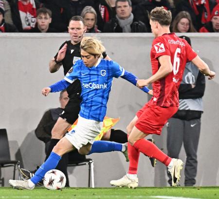 フライブルク戦で競り合うゲンクの伊東(左)=フライブルク(共同)