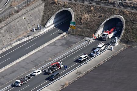 事故が発生した新名神高速道路下り線(手前)の野登トンネル=20日午前9時34分、三重県亀山市(共同通信社ヘリから)