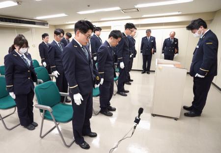 地下鉄サリン事件から31年となり、東京メトロ霞ケ関駅で黙とうする駅員ら=20日午前8時10分、東京都千代田区(代表撮影)
