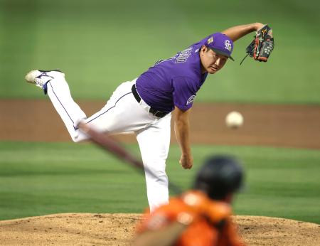 　ジャイアンツ戦に先発したロッキーズ・菅野＝スコッツデール（共同）