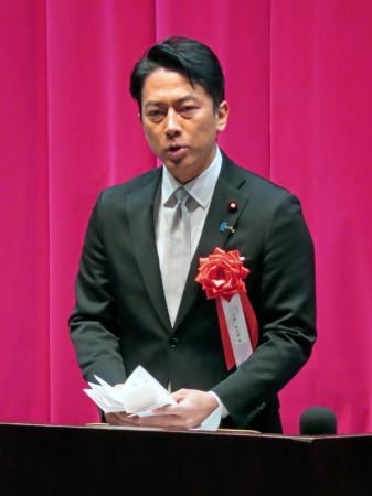 陸上自衛隊高等工科学校の卒業式で訓示する小泉防衛相＝２０日午前、神奈川県横須賀市