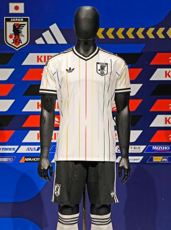 日本サッカー協会とアディダスジャパンが発表した日本代表のアウェー用の新ユニホーム