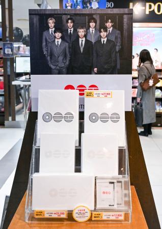 20日、韓国ソウルで発売された人気音楽グループBTSのアルバム(共同)