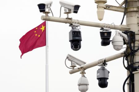 北京市内に設置された監視カメラと中国国旗＝５日、北京（共同）