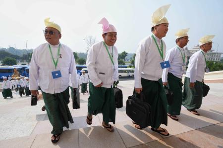 ２０日、ミャンマーの首都ネピドーで連邦議会に到着した議員ら（ＡＰ＝共同）