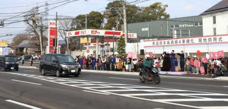 全線で開通した県道熊本高森線＝２０日午前、熊本県益城町