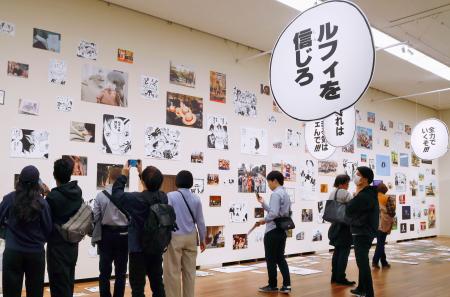 熊本県立美術館で始まった、県と人気漫画「ワンピース」がコラボした復興プロジェクトの軌跡を振り返る企画展＝２０日午後、熊本市