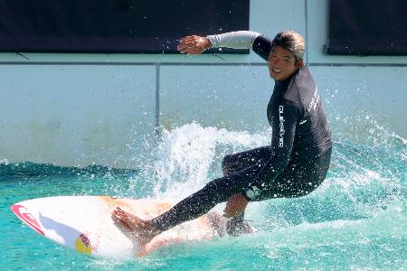 子どもたちの前で、波乗りを披露するサーフィン男子の五十嵐カノア＝静岡県牧之原市