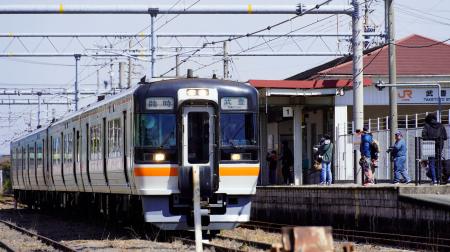 武豊線の開業１４０周年を記念したツアー列車として運行された気動車「キハ７５形」＝２０日午前、ＪＲ武豊駅