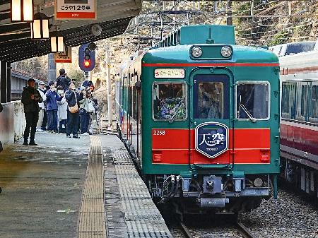 定期運行の最終日を迎えた南海電鉄高野線の観光列車「天空」=20日午後、和歌山県高野町の極楽橋駅