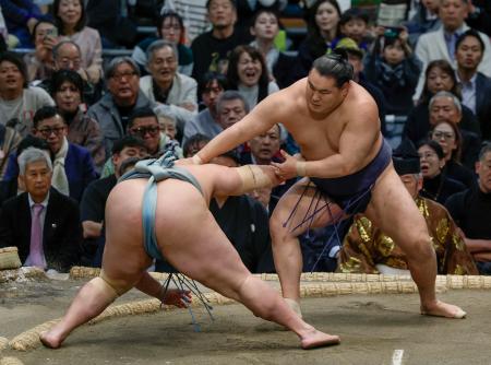 豊昇龍(右)がはたき込みで琴勝峰を下す=エディオンアリーナ大阪