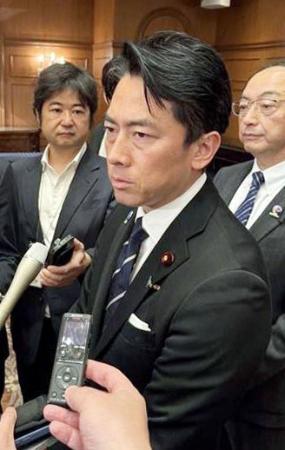 記者団の取材に応じる小泉防衛相＝２０日午後、横浜市