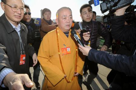 少林寺の釈永信元住職（中央）＝２０１４年３月、北京の人民大会堂（共同）
