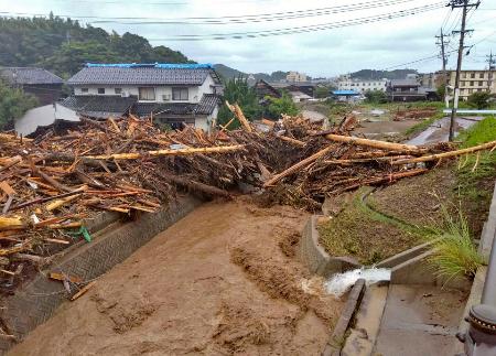 奥能登豪雨で氾濫した石川県輪島市の塚田川で、橋に引っかかった流木＝２０２４年９月２２日（同県提供）