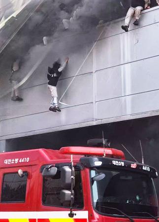 ２０日、韓国大田の工場火災で脱出する人たち（関係者提供・聯合＝共同）