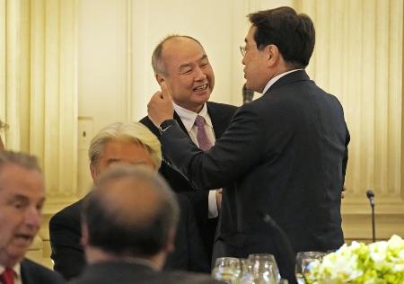 ホワイトハウスで行われた夕食会に参加したソフトバンクグループの孫正義会長兼社長(左)=19日、ワシントン