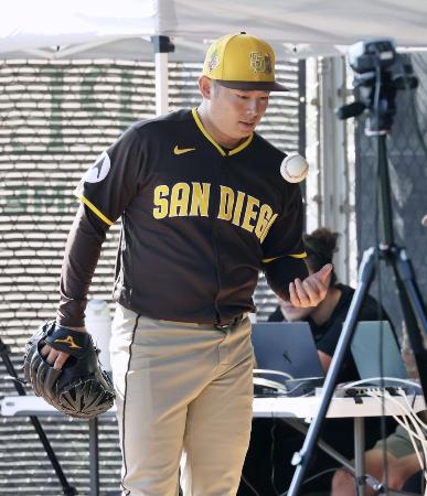 １０日、ブルペンで投球練習するパドレス・松井＝ピオリア