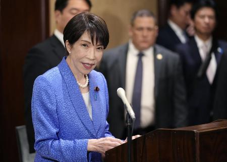 日米首脳会談を終え、記者団の取材に応じる高市首相＝１９日、ワシントン