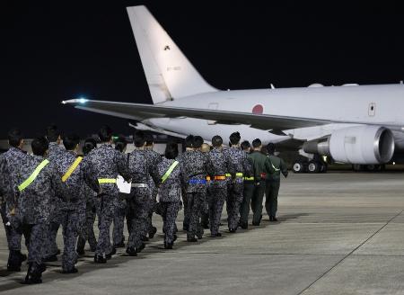 　イラン周辺国の邦人退避に備え、航空自衛隊のＫＣ７６７空中給油輸送機でモルディブへ向かう隊員ら＝８日、愛知県の空自小牧基地