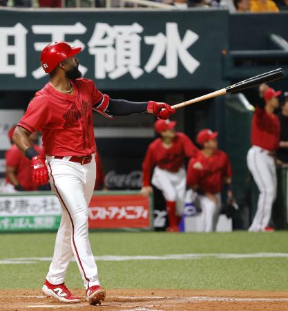 ４回、左越えに３ランを放つ広島・ファビアン＝みずほペイペイドーム