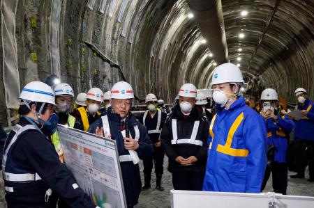 　北海道新幹線の渡島トンネル内で、工事状況の説明を聞く北海道の鈴木直道知事（手前右）＝２１日午前