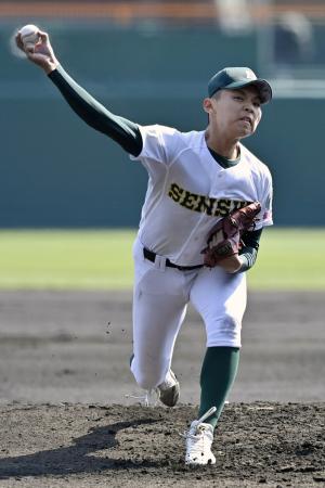 北照戦に先発した専大松戸・門倉＝甲子園