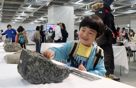 南極について学ぶイベントで、岩石に触れる子ども＝２１日午後、広島市中区