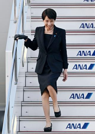 日米首脳会談などを終え、羽田空港に到着した高市首相＝２１日午後