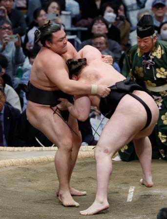 安青錦（右）を攻める霧島。２敗目を喫したが、３敗で追っていた力士が敗れ優勝が決まった＝エディオンアリーナ大阪