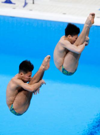 男子シンクロ板飛び込み　優勝した須山晴貴（奥）、伊熊扇李組の演技＝東京アクアティクスセンター