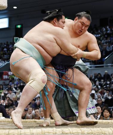 琴桜(左)が外掛けで豊昇龍を破る=エディオンアリーナ大阪