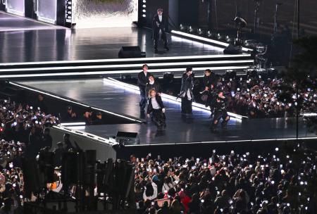 21日、ソウルの光化門広場で開かれたBTSの公演(共同)
