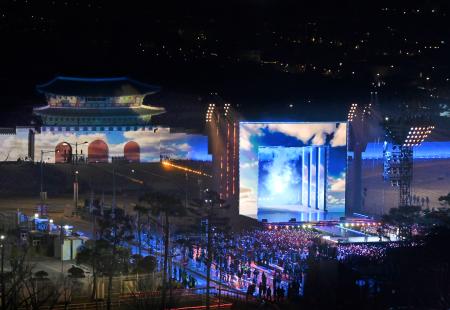 ２１日、ソウルの光化門広場で開かれたＢＴＳの公演（共同）