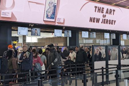 米ニューアーク国際空港の保安検査場に向かう利用客＝２０２５年１１月