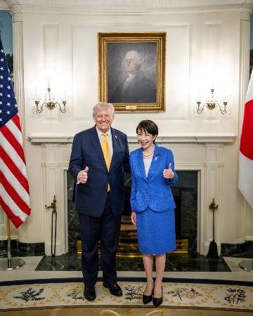 記念撮影に応じるトランプ米大統領(左)と高市首相(ホワイトハウスのホームページから)
