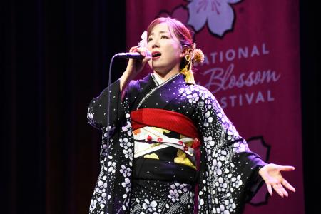 米ワシントンでの「全米桜祭り」の開会式で熱唱する歌手の平原綾香さん＝２１日（共同）