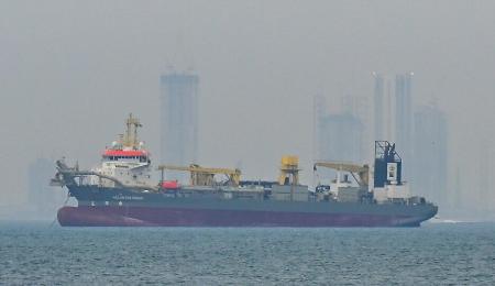 ホルムズ海峡の混乱によりアラブ首長国連邦(UAE)沖で停泊する商船=2日(ゲッティ=共同)