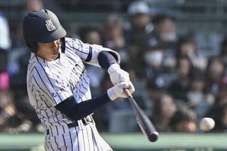 　神戸国際大付―九州国際大付　１回裏九州国際大付１死一、三塁、城野が先制の遊撃内野安打を放つ＝甲子園