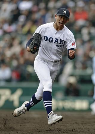 　近江―大垣日大　６回裏、２死一、三塁のピンチを切り抜けガッツポーズする大垣日大・竹岡＝甲子園