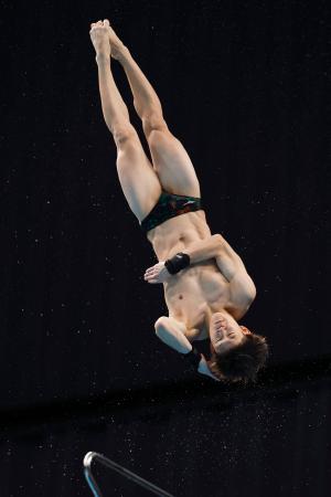 男子高飛び込み決勝 優勝した玉井陸斗の演技=東京アクアティクスセンター
