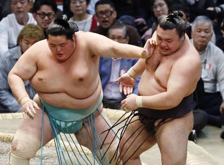 霧島(右)が押し出しで琴桜に敗れる=エディオンアリーナ大阪