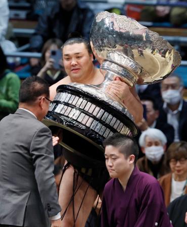 大相撲春場所で3度目の優勝を果たし、内閣総理大臣杯を授与される霧島。場所後の大関復帰が確実となった=22日、大阪市浪速区のエディオンアリーナ大阪