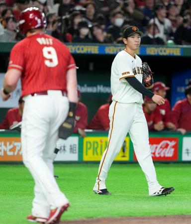 ５回に２番手で登板し、４失点と打ち込まれた巨人・戸郷（右）＝東京ドーム