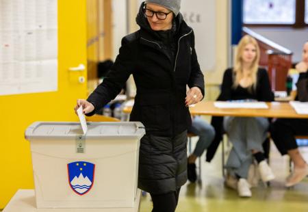 ２２日、スロベニアの総選挙で投票する女性＝首都リュブリャナ（ロイター＝共同）