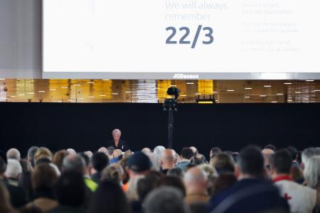 　ベルギーのブリュッセル空港での追悼行事で、黙とうする人々＝２２日（共同）