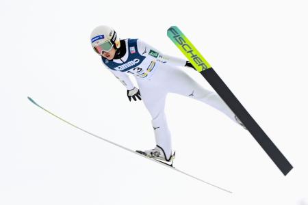 W杯ジャンプ女子第32戦での丸山希の飛躍=ビケルスン(共同)