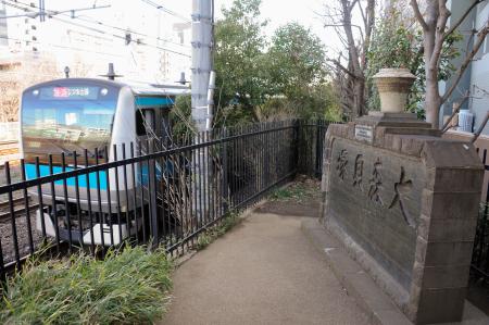 　大森貝塚の石碑＝東京都品川区